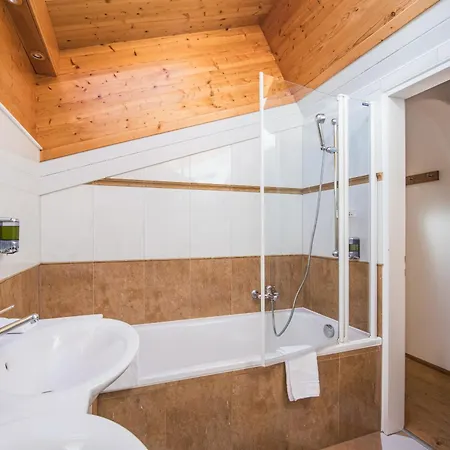 Готель Swiss Alpine Allalin 4*