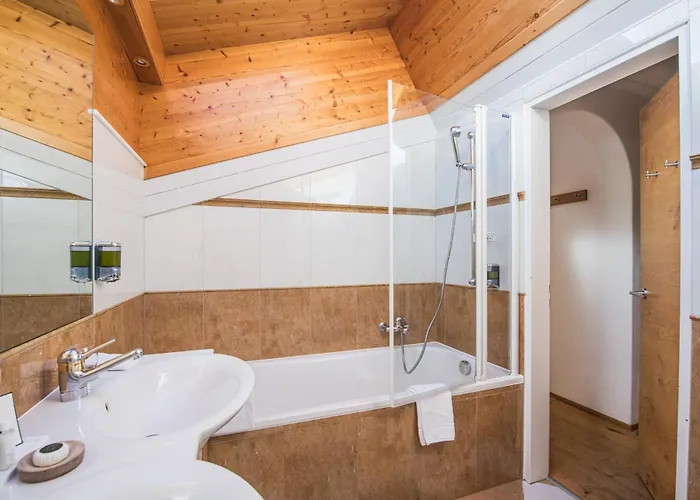 Готель Swiss Alpine Allalin 4*