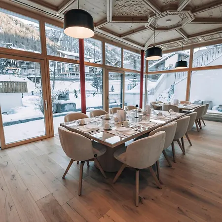 Готель Swiss Alpine Allalin 4*